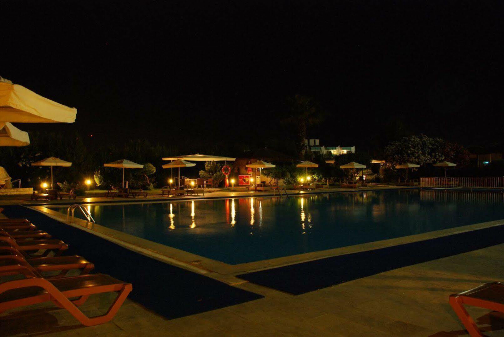 Babaylon Hotel Çeşme Exterior foto